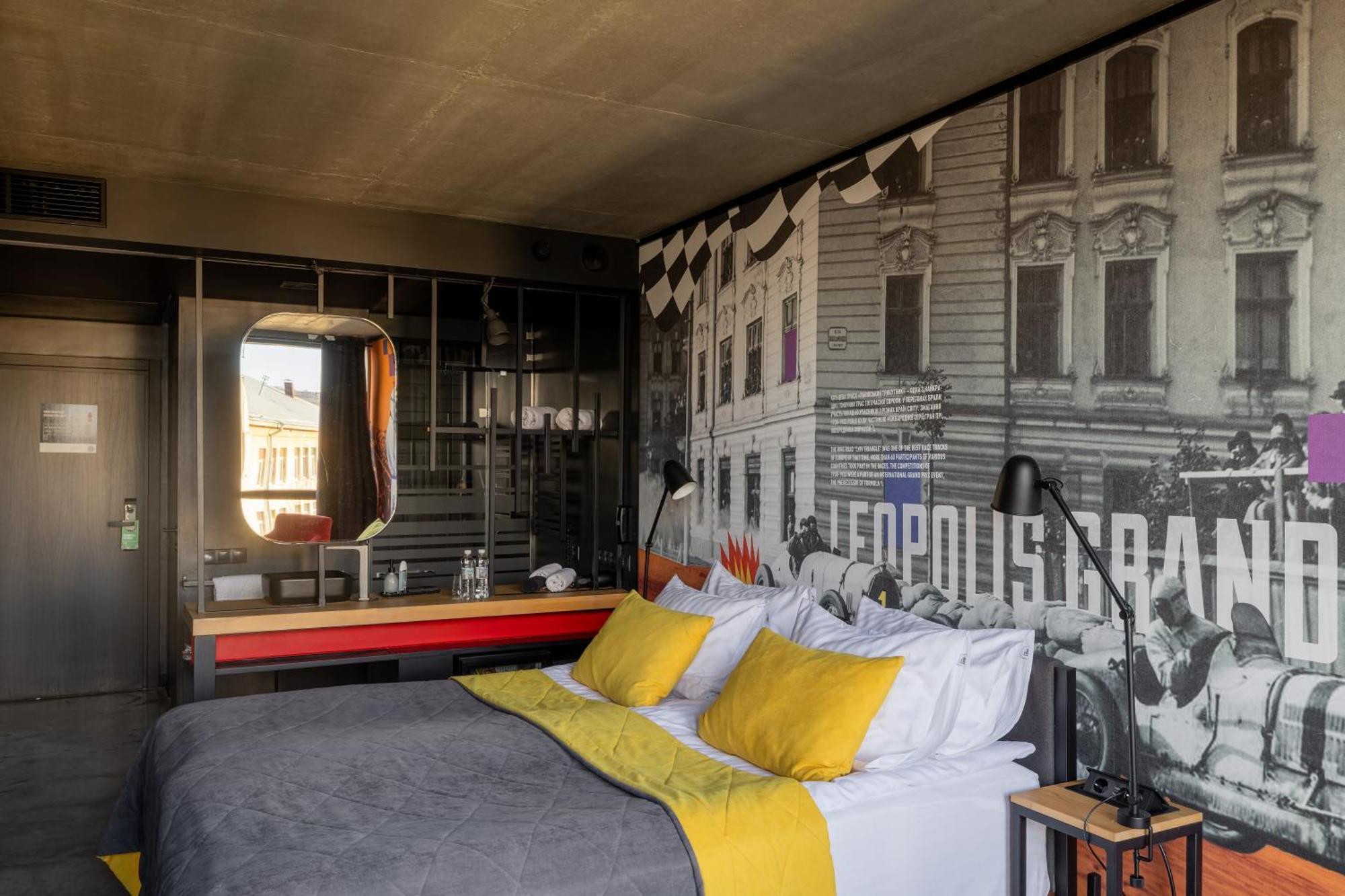 !Fest Hotel Lviv Bagian luar foto